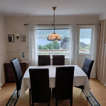 Romslig Leilighet Med Flott Utsikt Over Sjoen Appartement